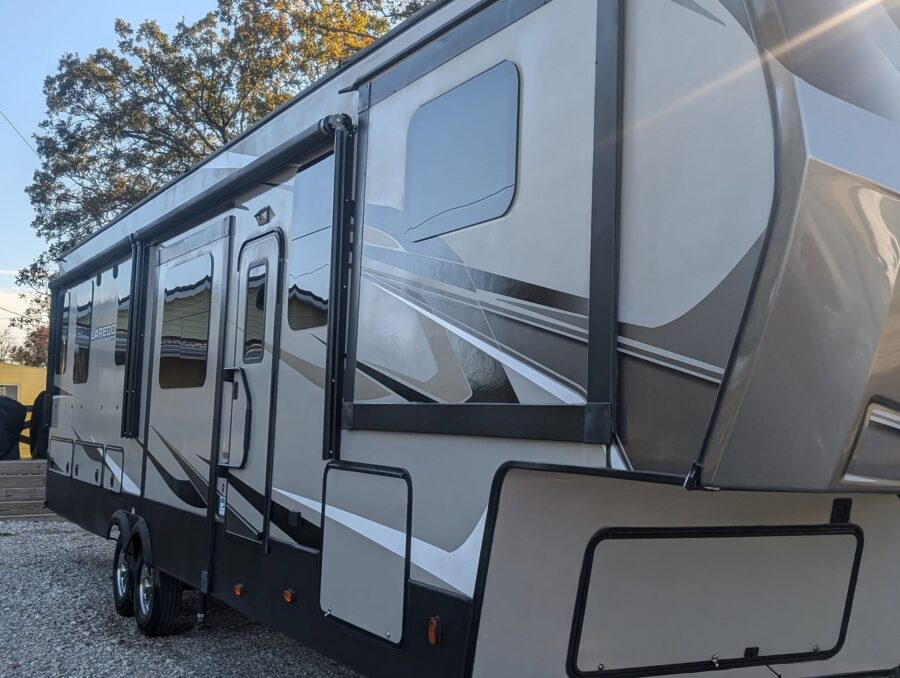 RV Detailing - Laredo Motorhome - Reflections